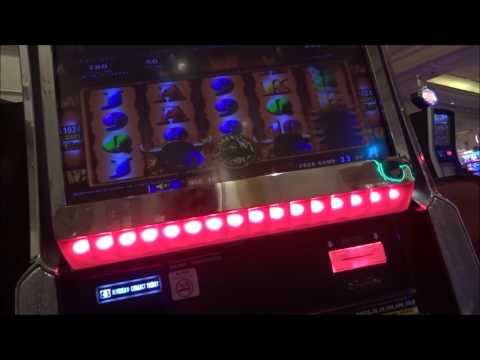 *LIVE PLAY* Big Win On The Slots In A Macau Casino **LOW BETTING,HIGH WINS**